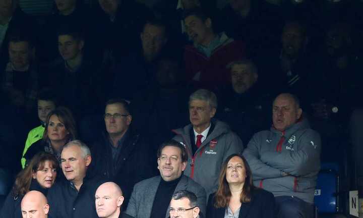 Cổ động viên giận dữ, đòi sa thải Arsene Wenger