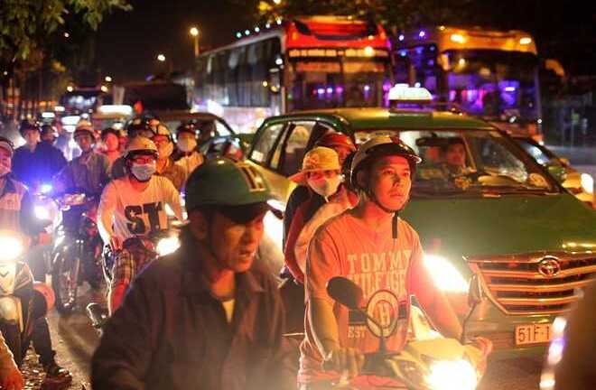 Người dân ùn ùn đổ về sau Tết, Sài Gòn kẹt cứng lúc rạng sáng