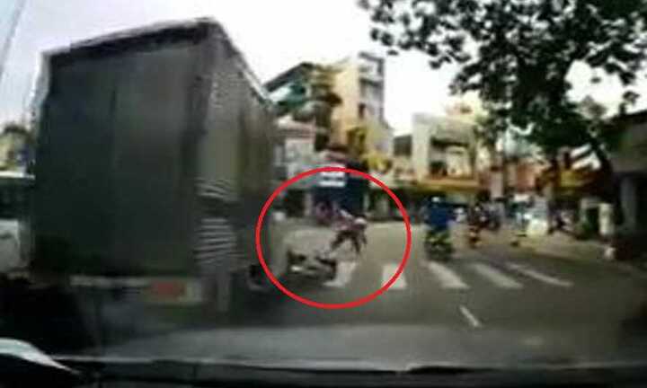 Rẽ trái không quan sát, 'nữ ninja' bị xe tải húc ngã nháo nhào