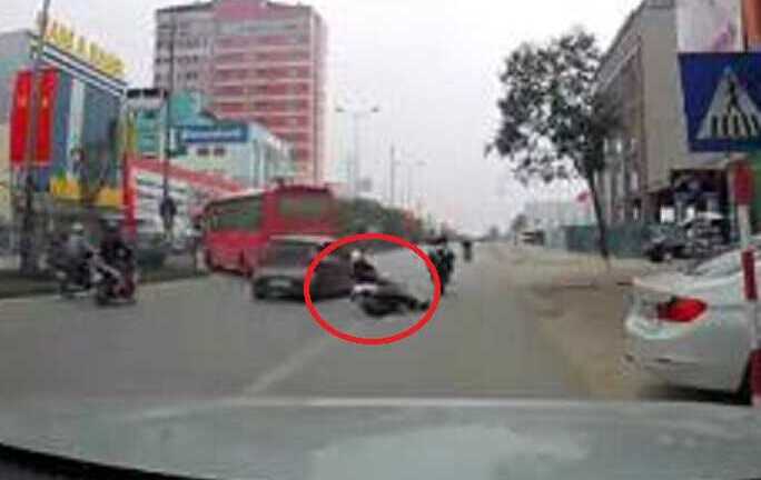 Clip: Học sinh đi xe đạp điện đánh rơi mũ bảo hiểm gây tai nạn thót tim