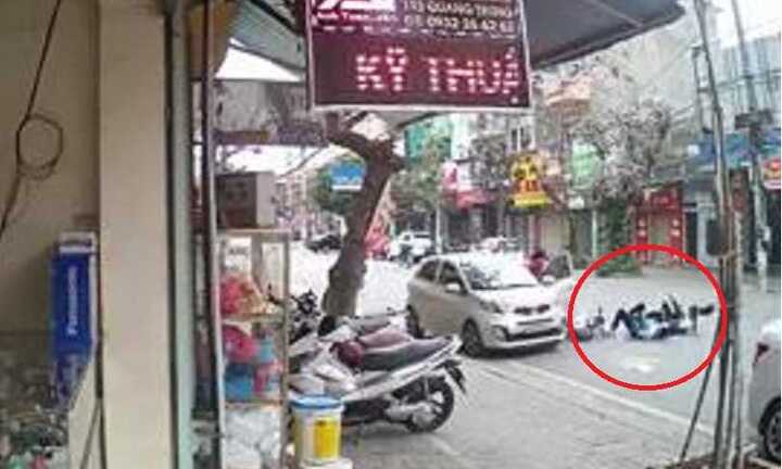 Clip: Mở cửa ôtô bất cẩn, 'đốn' ngã 2 học sinh đi xe đạp điện