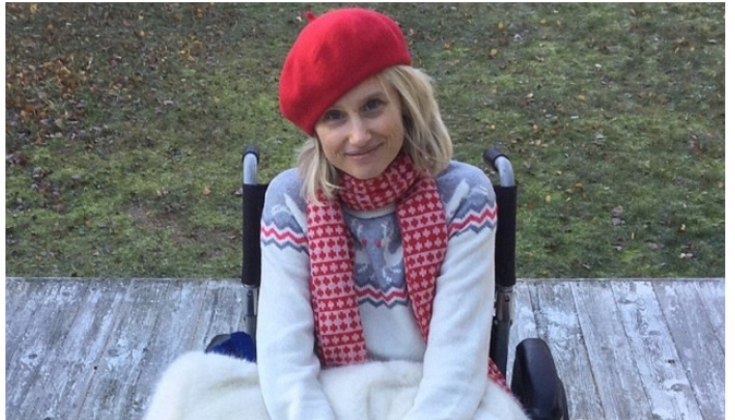 Ngồi xe lăn hơn 10 năm vì bị khỉ cắn khi đi du lịch