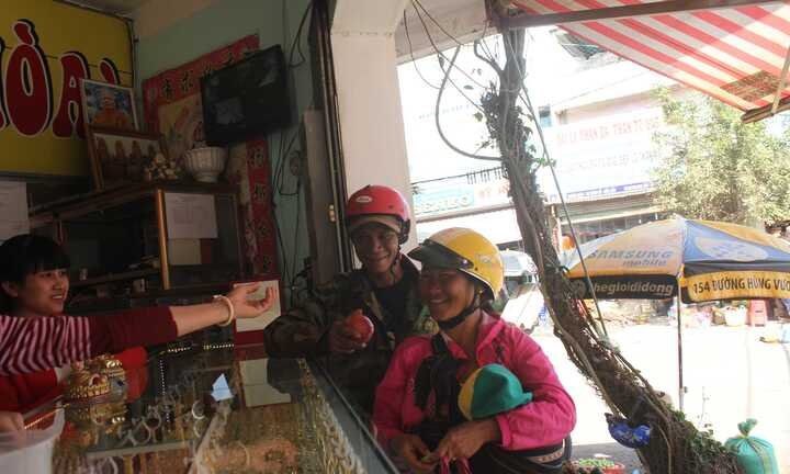 Người dân Tây Nguyên địu con đi mua gà vàng ngày Thần tài