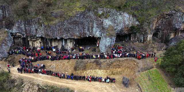 500 người, 6 thế hệ tề tựu chụp bức ảnh gia đình siêu 'khủng'