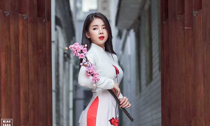 Nữ DJ xinh đẹp đằm thắm trong tà áo dài đi lễ chùa đầu năm