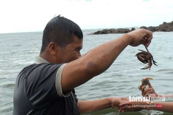 Cuộc sống kỳ lạ của quái kiệt mù trên đảo ma: Xạ thủ đuổi trộm và kỹ nghệ săn cá mập