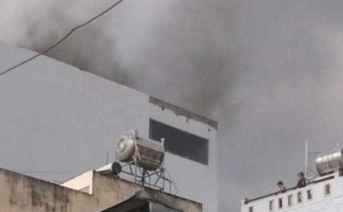 Khách sạn cháy ngùn ngụt ở TP.HCM, nhiều người mắc kẹt