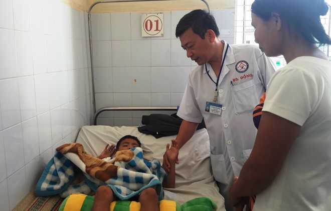 Sập nền nhà vệ sinh trường học, bé trai 5 tuổi chấn thương sọ não