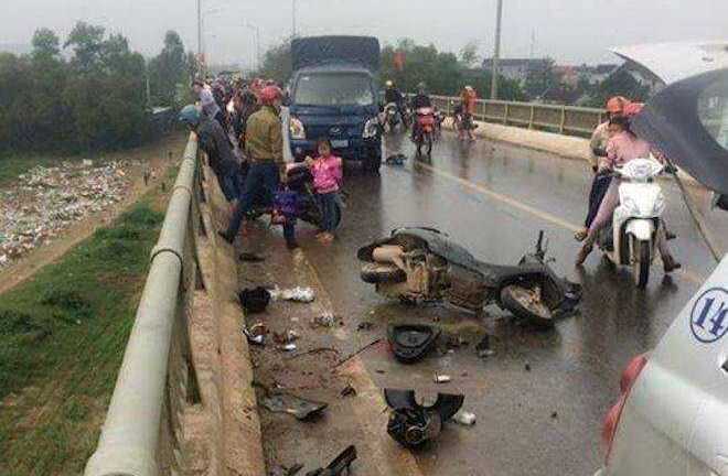 Xe máy va chạm xe tải, 3 người rơi xuống cầu: Khởi tố tài xế xe tải