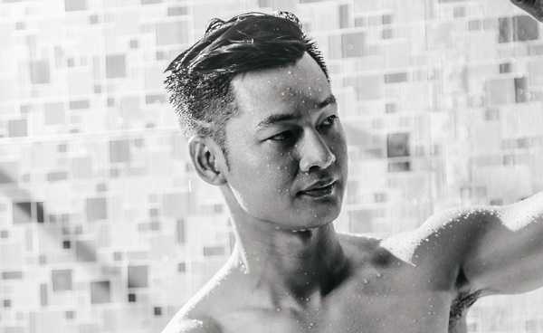 Đức Tuấn lần đầu tiên khoe body chuẩn trong MV mới