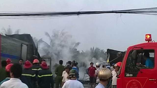 Cháy lớn ở Bến Tre, 1 căn nhà và 4 xe tải bị thiêu rụi