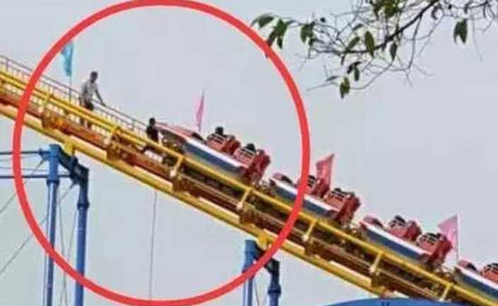 Con gái lén chơi tàu lượn siêu tốc, cặp vợ chồng xông vào phòng điều khiển dừng tàu