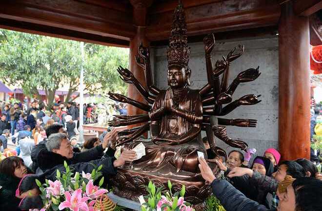 Đến cửa Phật để cầu an chứ không phải ‘hối lộ, mua chuộc’ Thánh thần