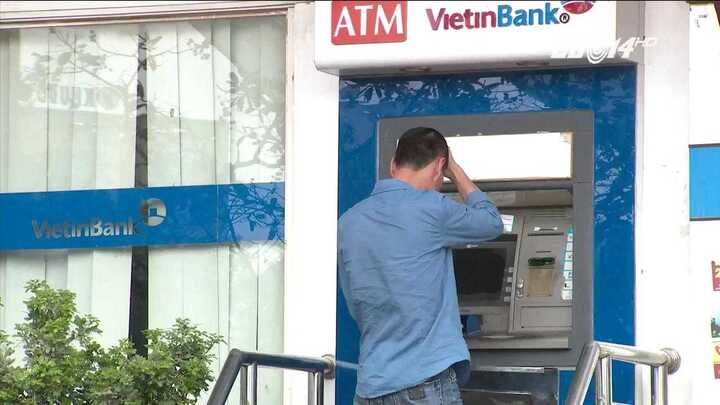 Hà Nội: Quên thẻ trong cây ATM sau khi rút tiền, bị rút trộm 21 triệu đồng