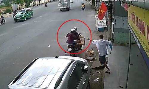 Trộm lồng chim bỏ chạy, đụng vào cây cao su ngã chết