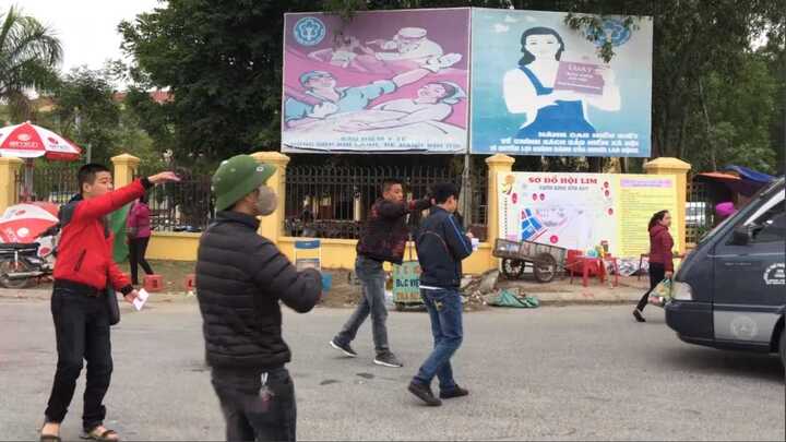 Video: Sốc với mức giá 'trên trời' của vé gửi xe hội Lim