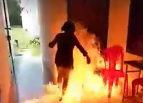 Bị chửi vì nghi bắt trộm gà, em mang xăng đòi đốt chị gái