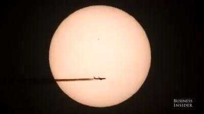 Tròn mắt xem khoảnh khắc máy bay bay qua Mặt trời ngoạn mục