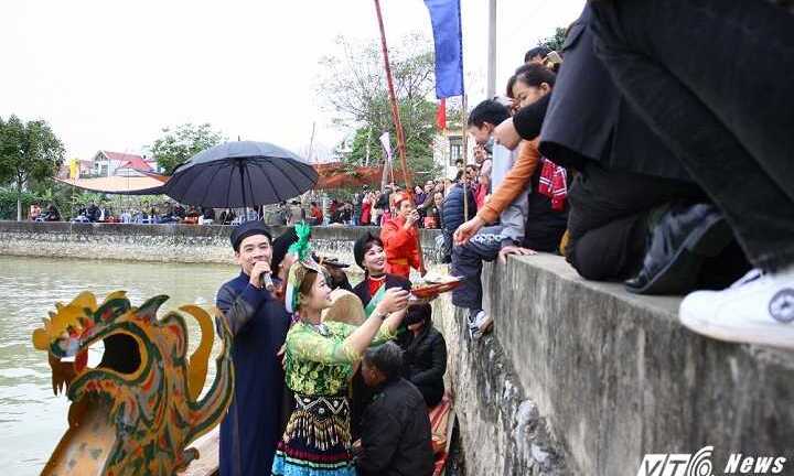 Đội hát quan họ ngả nón xin tiền ở hội Lim bị dừng hoạt động