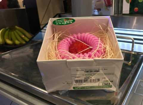 Quà Valentine: Dâu tây siêu đắt giá 500.000 đồng/quả