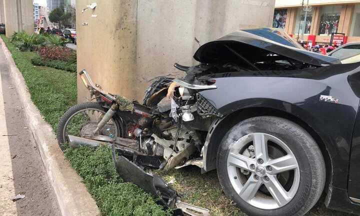 Xe Camry tông nát xe máy giữa Thủ đô, hai người bị thương nặng