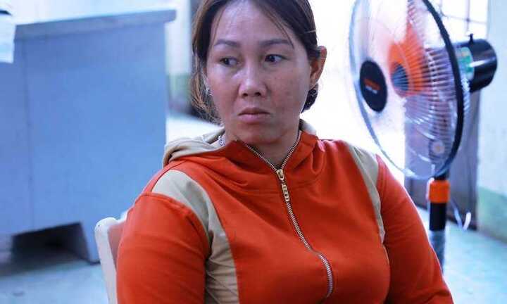 2 học sinh rượt đuổi, tóm gọn nữ quái trộm tiệm vàng
