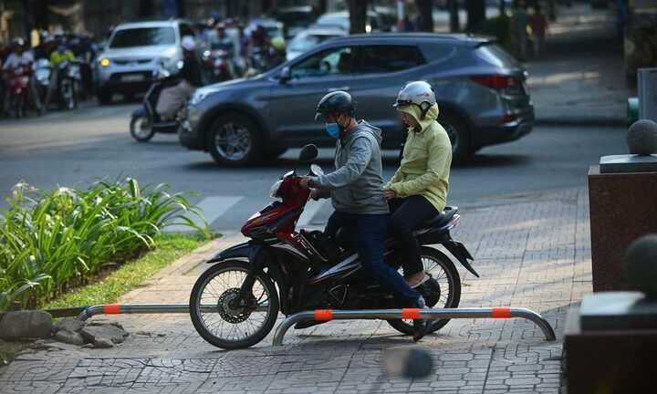 Barie vỉa hè Sài Gòn bị người dân vô hiệu hóa