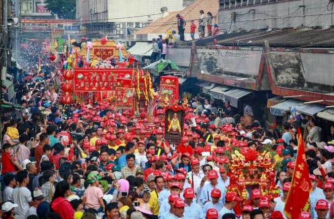 Hàng vạn người đổ ra đường trong lễ hội lớn nhất miền Nam
