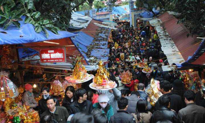 Vì sao hàng vạn người ùn ùn đổ về đền Bà Chúa Kho vay vốn ảo làm ăn?