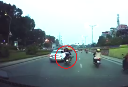 Clip: Xe máy kẹp 3 phóng nhanh phanh gấp, nam thanh niên ngã ra đường
