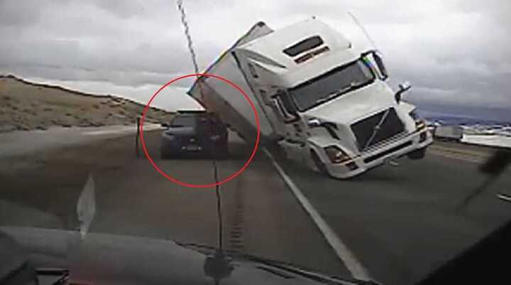 Gió thổi xe tải lật, đè nát xe cảnh sát