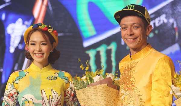 Minh Hằng tươi tắn sánh đôi cùng tay đua số 1 thế giới