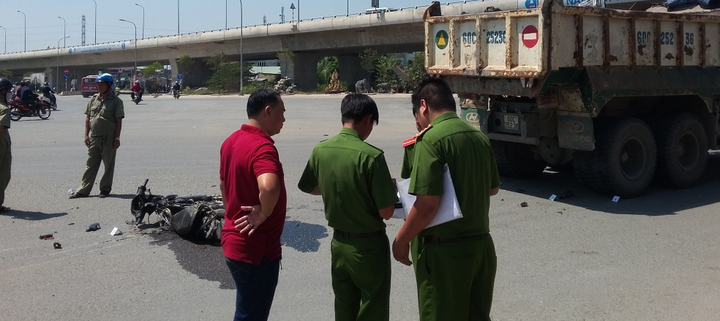Xe ben ôm cua, cán chết người đàn ông trên phố Sài Gòn