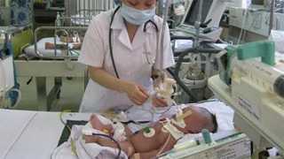 Bé trai sinh non, cắn dây rốn bằng dao lam nhập viện nguy kịch
