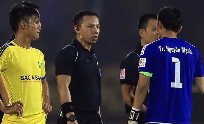 Chủ tịch SLNA : Trọng tài Trung Kiên cố tình công nhận bàn thắng