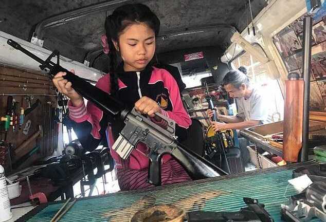 Clip: Bé gái 12 tuổi tháo lắp súng cực nhanh, thuần thục hơn cảnh sát