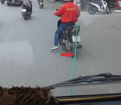 Xôn xao clip xe máy kéo ôtô hết xăng đi trên phố Hà Nội
