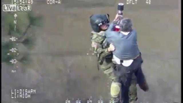 Clip: Vệ binh quốc gia Mỹ đu dây từ trực thăng, giải cứu cụ ông trong biển lũ