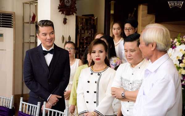 Đàm Vĩnh Hưng - 18 năm làm cả cha lẫn mẹ, bồi hồi tiễn em gái theo chồng