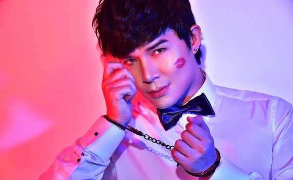 Nathan Lee bị hành hung rách áo trong ngày lễ tình nhân