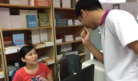 Tranh cãi việc sinh viên ĐH Luật TP.HCM bị đình chỉ học vì mang giáo trình phô tô vào trường