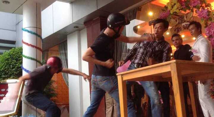 Vác dao đuổi chém chủ dàn nhạc sống vì không được hát