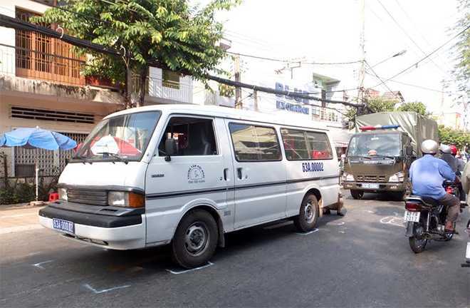 Xe biển xanh chở bia tông gãy chân người đi đường