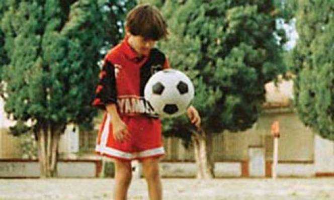 Xem những pha đi bóng ma thuật của Messi ở tuổi lên 8