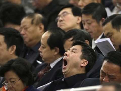 Hàng loạt quan chức ngủ gật trong cuộc họp chấn chỉnh thói lười biếng