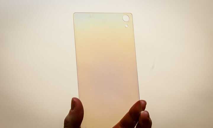 Smartphone màn hình kim cương đầu tiên trên thế giới