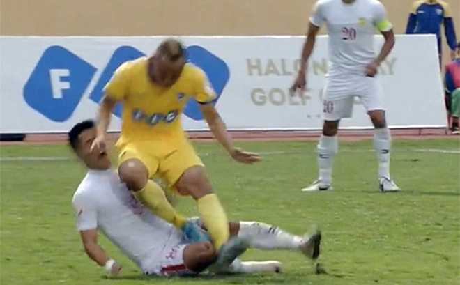 Vào bóng nguy hiểm với cầu thủ đội Công Vinh, Quốc Phương bị đình chỉ thi đấu