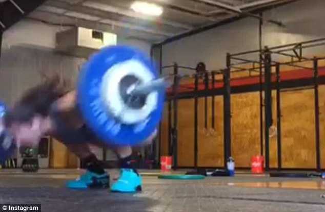 Người đẹp 18 tuổi may mắn bị 'thần chết bỏ quên'