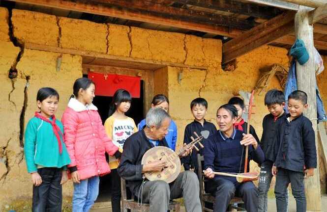 Kỳ nhân nhìn đường bằng mũi chân và chơi đàn 'không cần nhìn' nốt nhạc