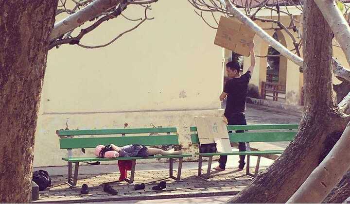 Clip cha loay hoay tìm cách che nắng cho con ngủ trưa lay động cư dân mạng